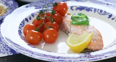 Grilled salmon and vine tomatoes 