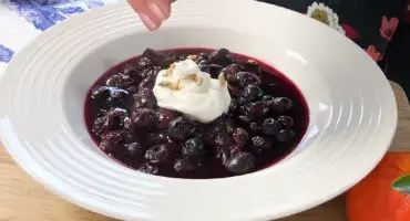 Blueberry compote with Greek yoghurt 