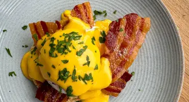 Eggs Benedict with crispy bacon 