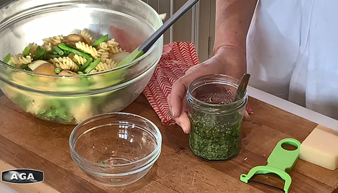 Making a pasta with green beans, potatoes and pesto